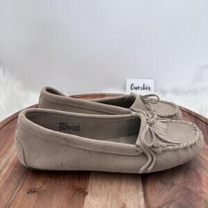 Minnetonka Shoes Women's Size 7 Beige Suede Kilty Moccasins Fringe Bow 69932
